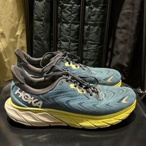 Hoka Arahi 6